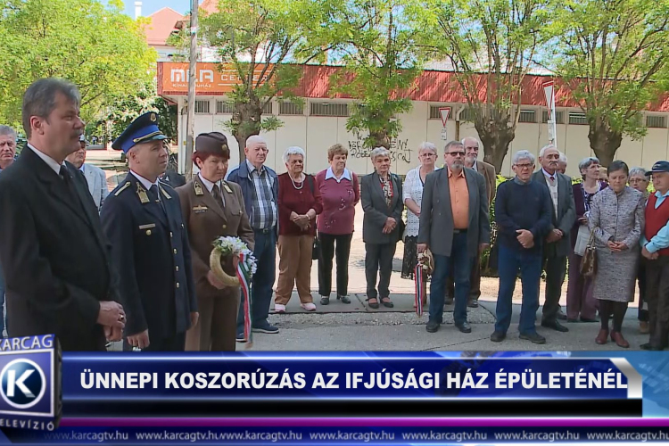 Ünnepi koszorúzás az Ifjúsági Ház épületénél