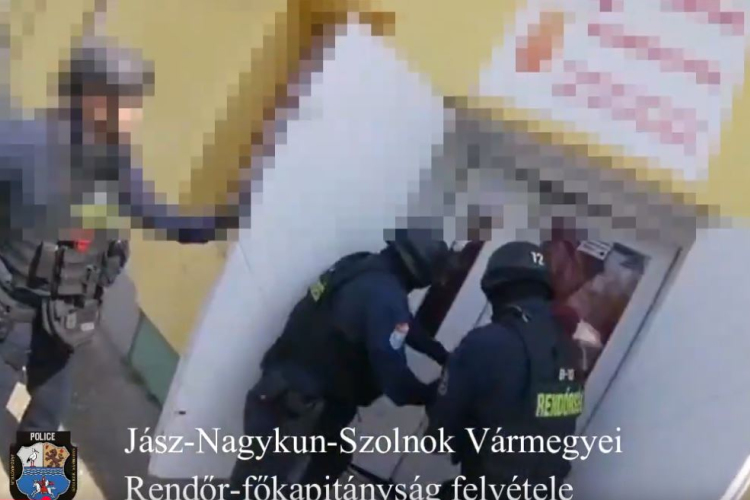 Rágyújtották az autót a sértettre