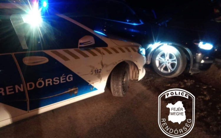 Nekihajtott az őt üldöző rendőröknek egy agresszív autós