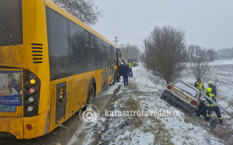  Busszal ütközött egy autó Szelevénynél