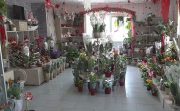 KÉSZÜLNEK A VIRÁGBOLTOK A BALLAGÁSRA