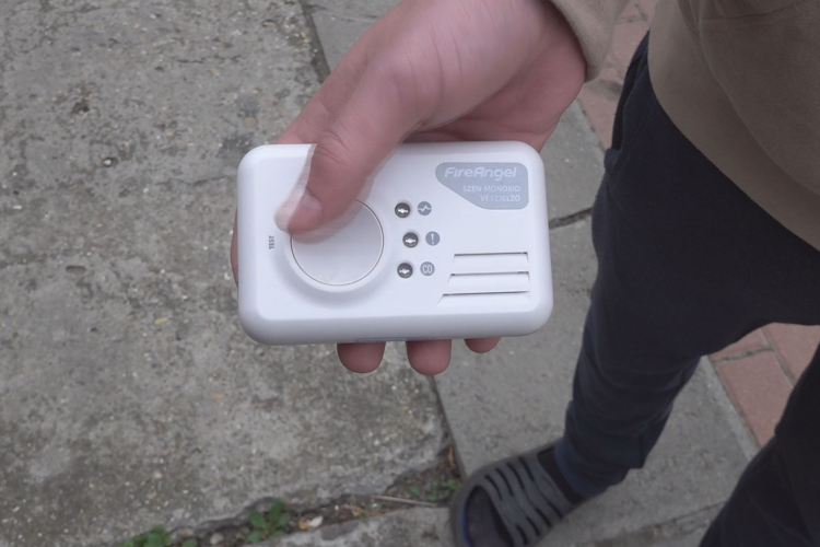 JELZETT A SZÉN-MONOXID ÉRZÉKELŐ ABONYBAN