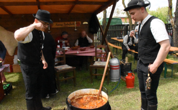 MAJÁLIS A SZÉLMALMI FOGADÓHÁZ UDVARÁN