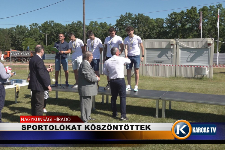 SPORTOLÓKAT KÖSZÖNTÖTTEK