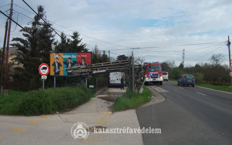 Villanyoszlopnak ütközött egy kisteherautó Szolnokon