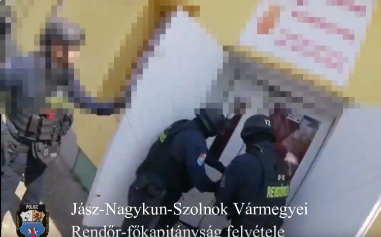 Rágyújtották az autót a sértettre