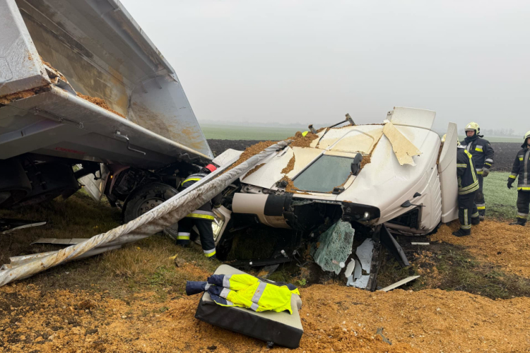  Árokba csapódott egy kamion Jászapátinál