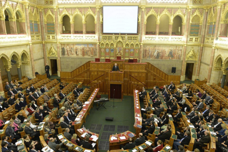 A veszélyhelyzet megszüntetéséről kezdődik vita az Országgyűlésben