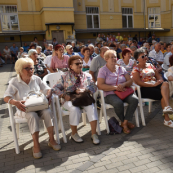 Szépkorúak koszontése