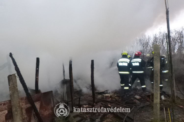  Kigyulladt egy családi ház Jászberényben