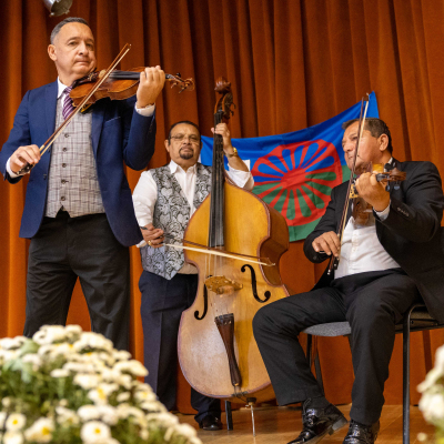 Emlékezés az elhunyt roma testvérekre