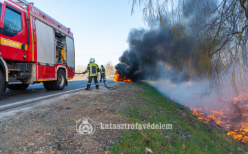  Autó lángolt Szolnoknál