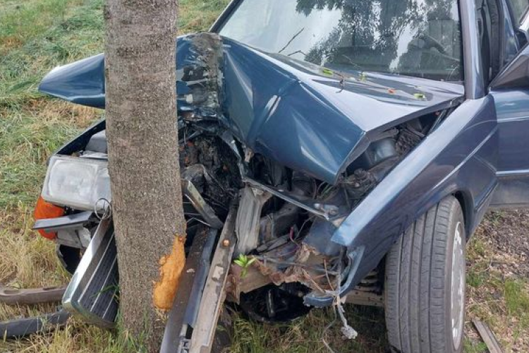 Fának hajtott egy autó Kenderesen