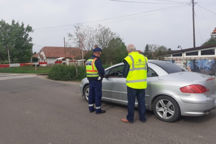 ELLENŐRZÉS A VASÚTI ÁTJÁRÓKNÁL 