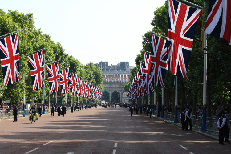 Aggasztó a brit uralkodó egészségi állapota