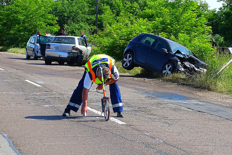 Négy autó ütközött, többen megsérültek Martfűnél