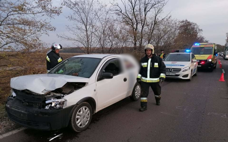 Teherautónak ütközött egy személygépkocsi a 442-es főúton