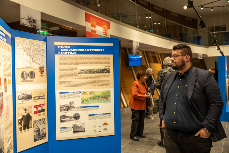 Tengerre Magyar! című kiállítás megnyitója