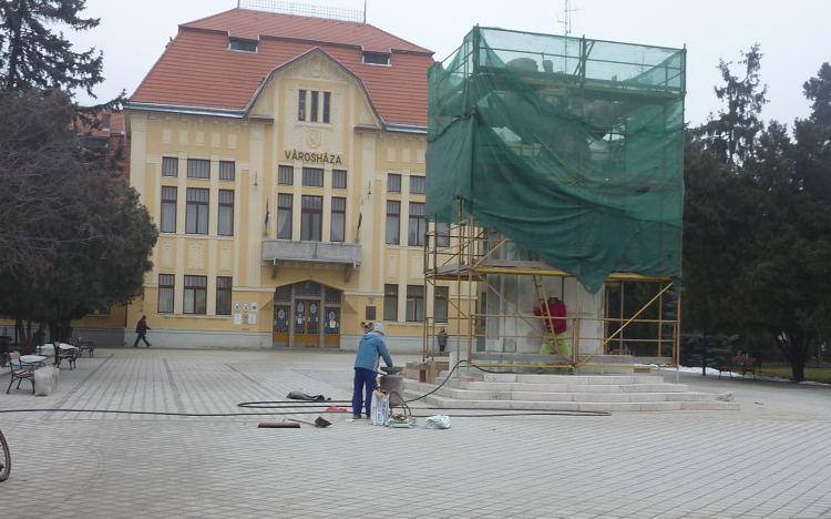 Megkezdődött Kossuth téren található I. Világháborús emlékmű felújítása