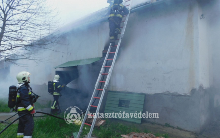  Kigyulladt egy családi ház Kenderesen