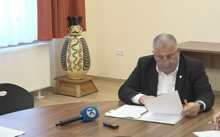 ÜLÉSEZETT A KÉPVISELŐ-TESTÜLET