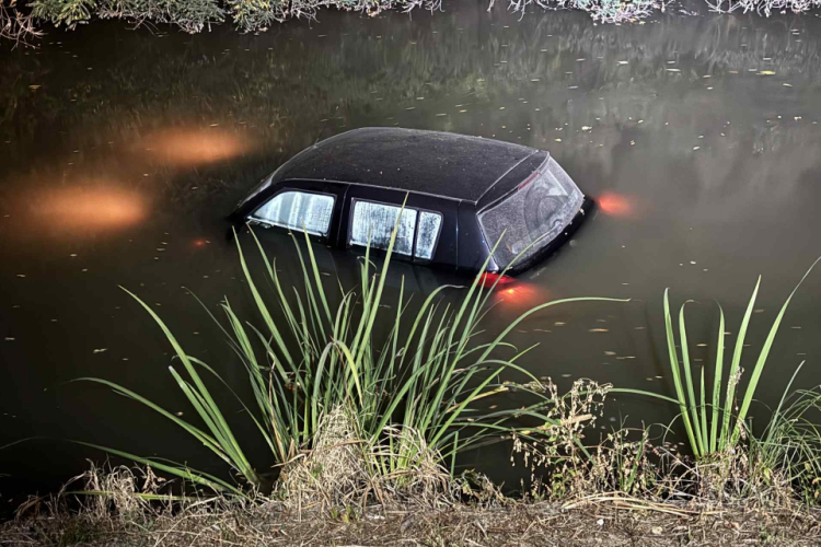 Vízbe gurult autó