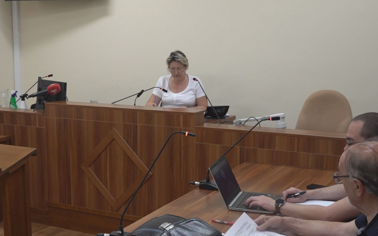 MÉG A RENDŐRÖKRE IS RÁTÁMADTAK KUNMADARASON
