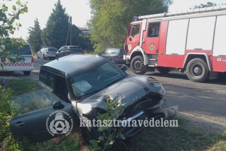 Két autó ütközött Tószegen