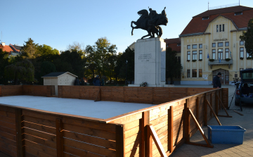 Épül a korcsolyapálya a Kossuth téren