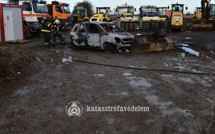  Kigyulladt egy autó Törökszentmiklósnál