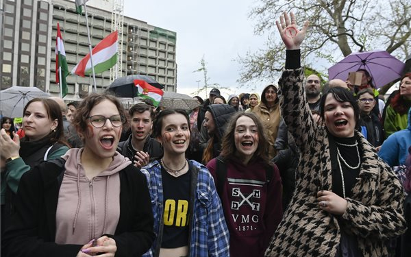 A pedagógusok státusztörvénye ellen demonstráltak Budapesten