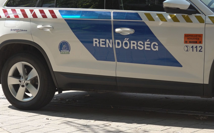 AZ ABLAKON KERESZTÜL SURRANT BE A BETÖRŐ