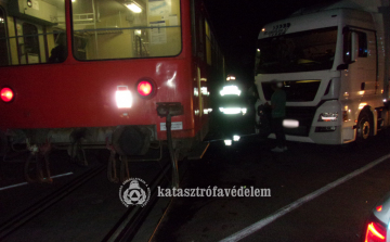  Vonat és kamion ütközött Kunszentmártonnál