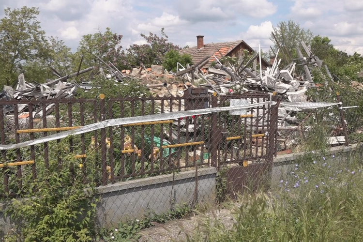SZÁNDÉKOSAN FELROBBANTOTTA A HÁZUKAT