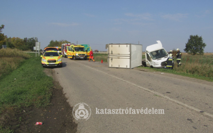  Kisteherautó és személygépkocsi ütközött Mezőhéknél