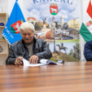 Útfelújítások kezdődnek Karcagon - szerződés aláírás