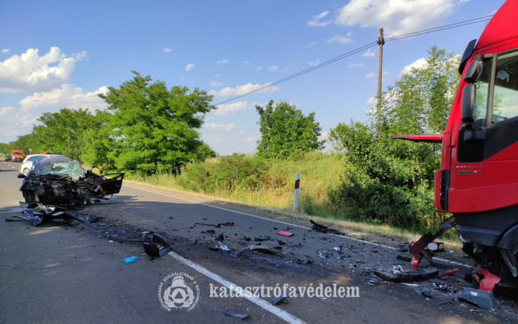  Kamion és személyautó ütközött Tiszaföldváron