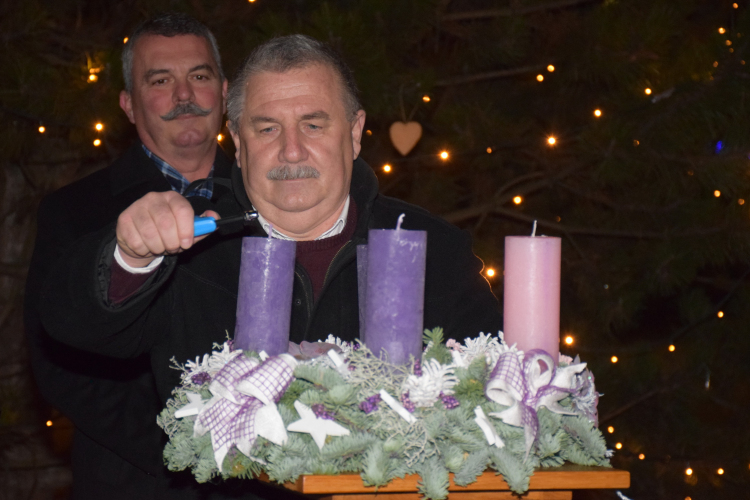Színházi előadás és gyertyagyújtás Advent első vasárnapján
