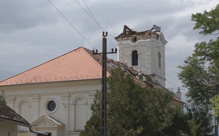 LETÉPTE A SZÉL A TEMPLOMTORONY TETEJÉT SÁPON