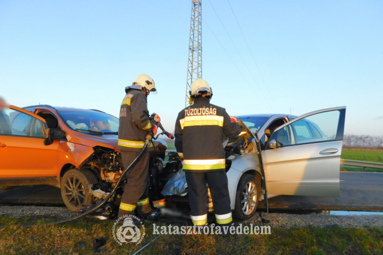  Frontális karambol Karcagnál