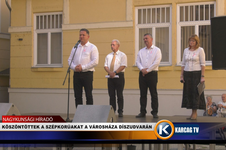 KÖSZÖNTÖTTEK A SZÉPKORÚAKAT A VÁROSHÁZA DÍSZUDVARÁN