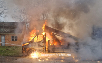  Kigyulladt egy kisteherautó Tiszafüreden