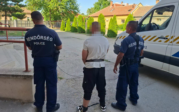 A MEZŐTÚRI STRANDFÜRDŐ ÖLTÖZŐJÉBŐL LOPOTT