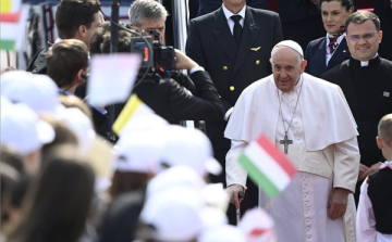 Megérkezett Budapestre Ferenc pápa