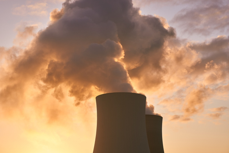 Lengyelországban három nagy atomerőművet építenek