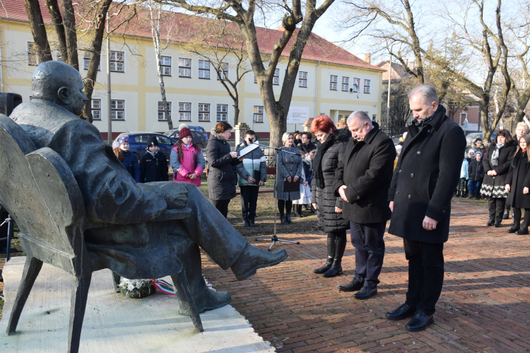 Koszorúzás Györffy István szobránál