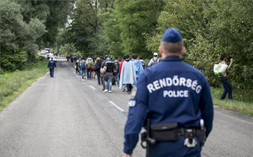 Migránsok megrongáltak egy menetrend szerinti buszt Röszkén