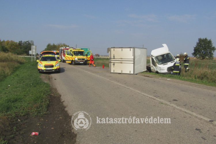  Kisteherautó és személygépkocsi ütközött Mezőhéknél