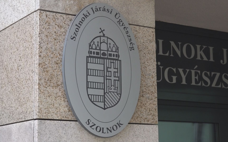 VÁDAT EMELT AZ ÜGYÉSZSÉG A KÜLÖNÖS VISSZAESŐVEL SZEMBEN