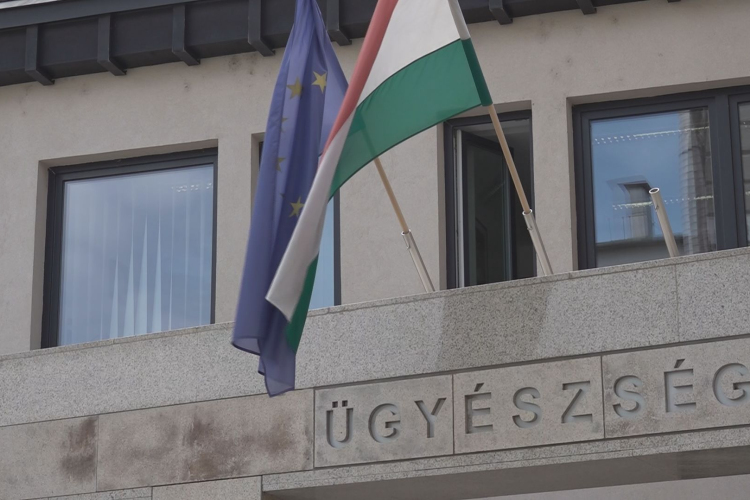 FIATALKORÚ GYERMEKÉVEL MENT LOPNI-LETARTÓZTATTÁK